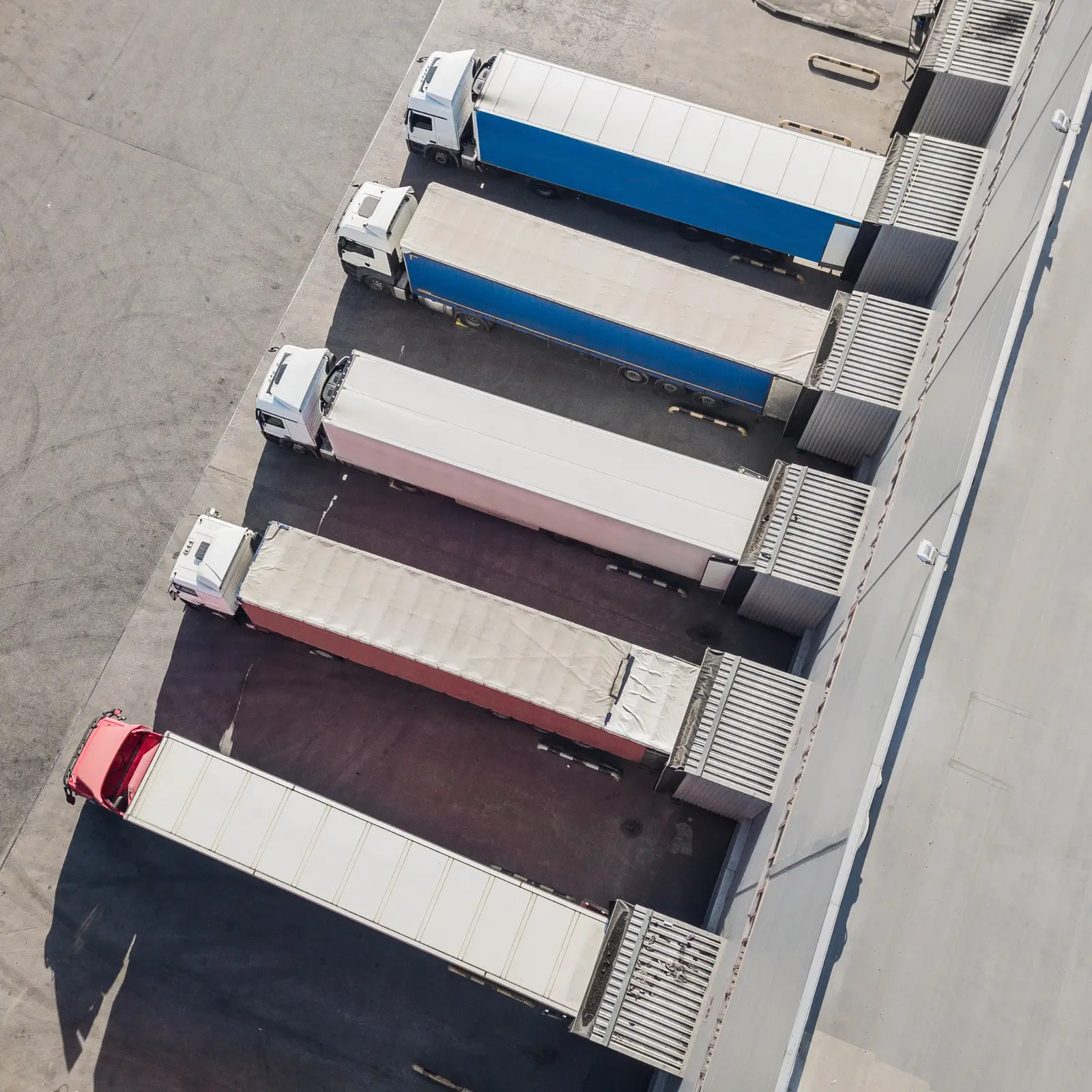 Vantins fleet truck insurance — multiple commercial trucks lined up at a loading dock