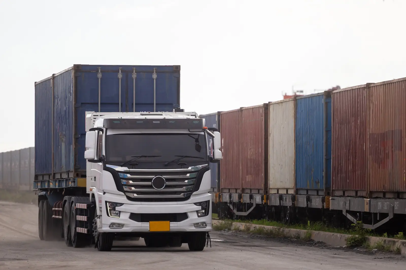 Vantins motor truck cargo insurance — commercial truck hauling shipping containers